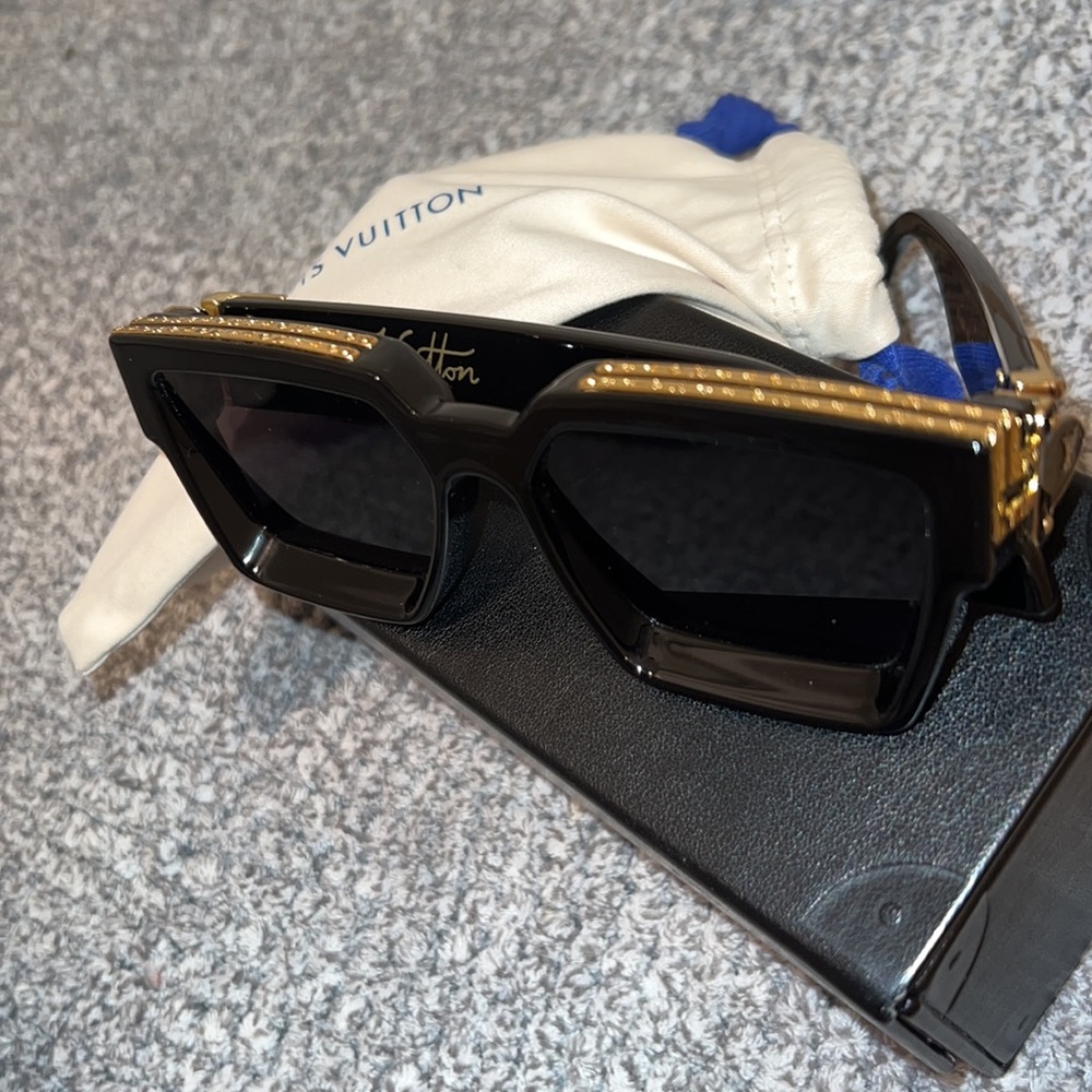 Louis Vuitton black beautiful glasses